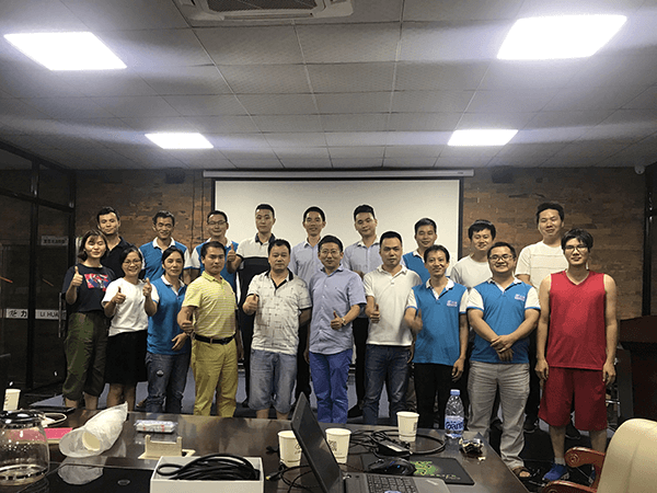 老板與銷售團(tuán)隊(duì)留影