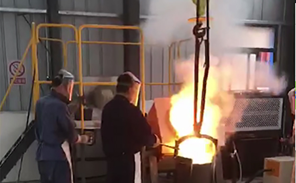 傾倒熔煉爐現場 傾倒熔煉爐現場